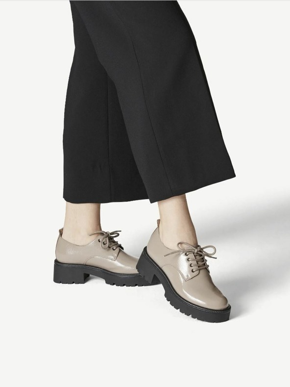 Tamaris Svetlo rjavi bleščeči čevlji s peto Tamaris