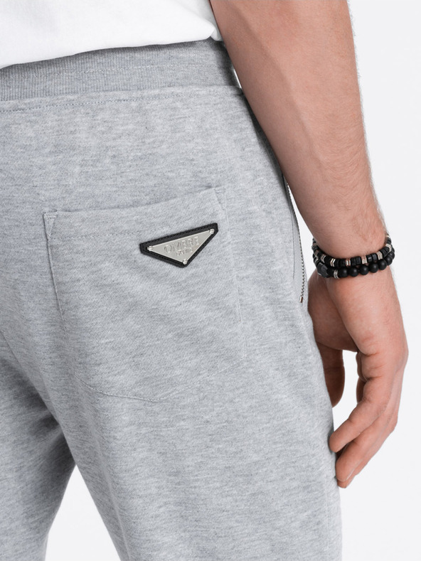 Ombre Clothing Svetlo sive moške hlače Ombre Clothing Osnovne hlače