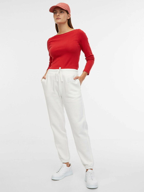 GAP Superge z logotipom GAP