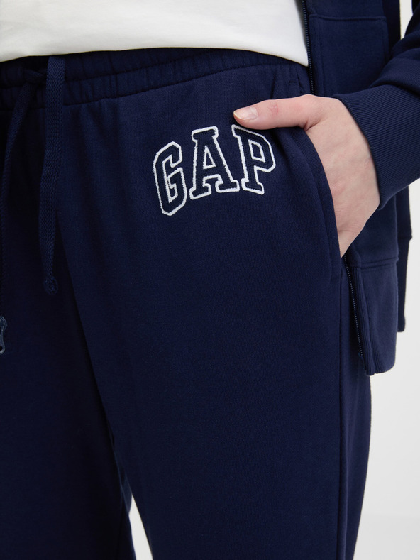 GAP Superge z logotipom GAP