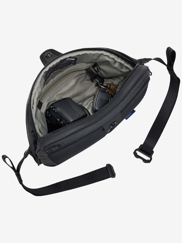 Thule Črna moška torba za ramo Thule Tact 5L
