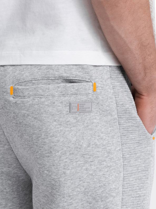 Ombre Clothing Svetlo sive moške hlače Ombre Clothing Osnovne hlače