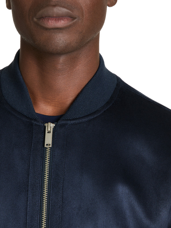 Celio Jakna iz umetnega semiša Judain