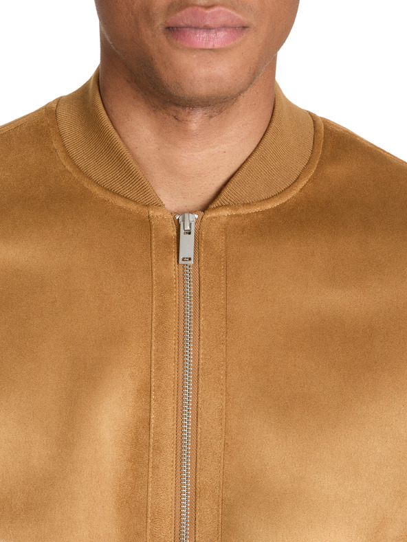 Celio Jakna iz umetnega semiša Judain