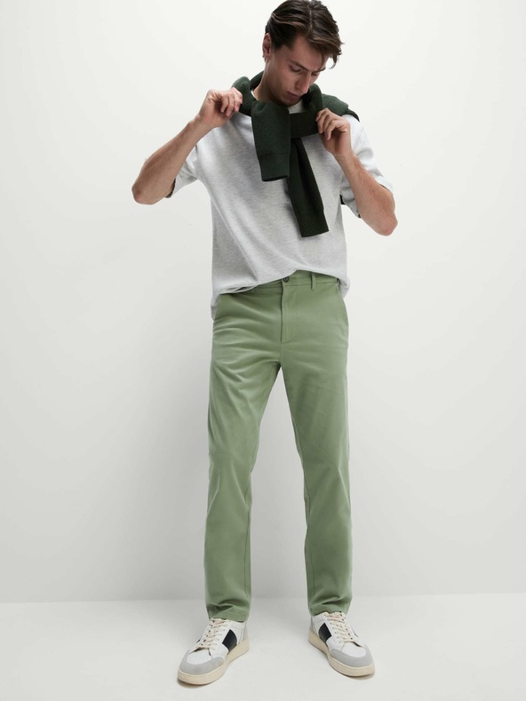 Marks & Spencer Raztegljive hlače chino običajnega kroja Marks & Spencer zelena