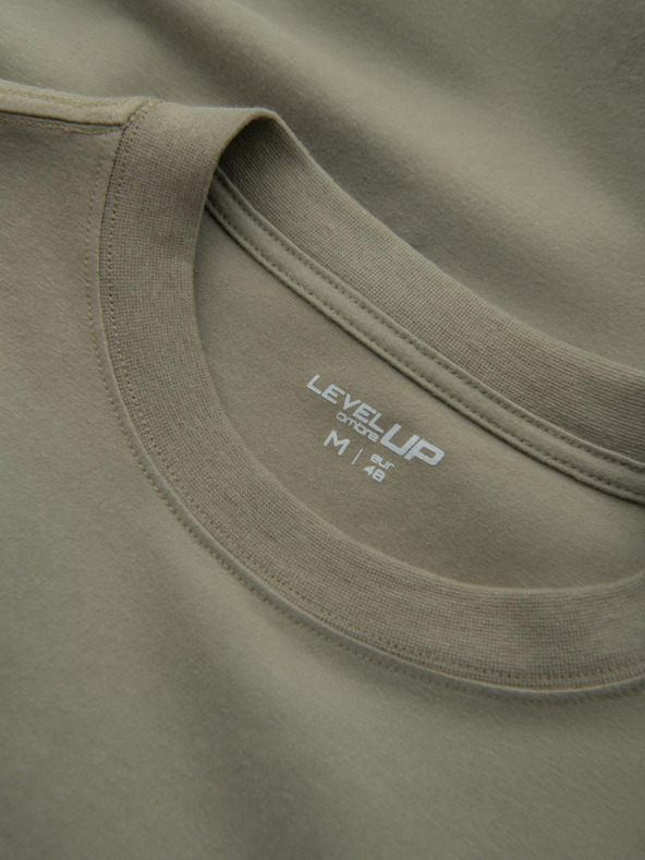 Ombre Clothing Moška bombažna majica LOOSE FIT z dolgimi rokavi in okroglim vratom - kaki V4 OM-LSBC-0129 Ombre Clothing