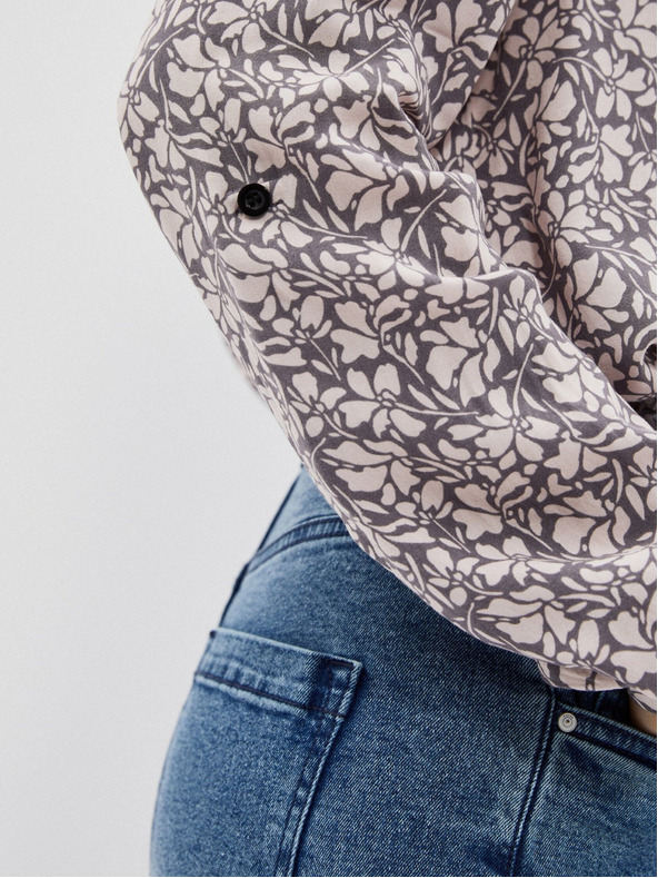 Moodo Bela in siva ženska majica z vzorcem Moodo