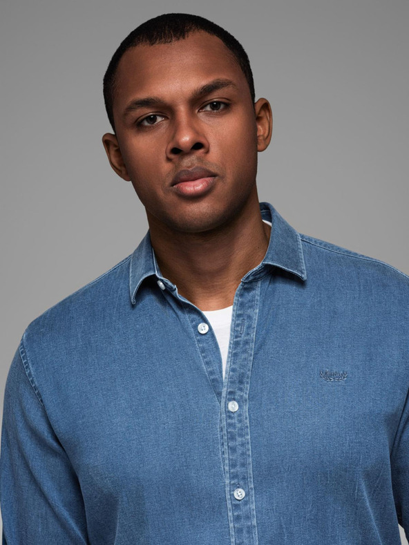 Ombre Clothing Moška majica iz džinsa z liocelom in vezenino na prsih - modra Ombre Clothing