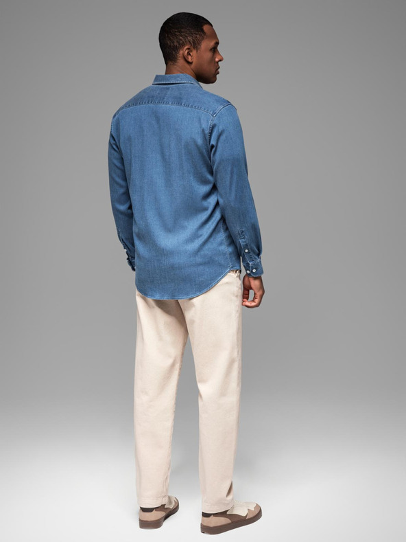 Ombre Clothing Moška majica iz džinsa z liocelom in vezenino na prsih - modra Ombre Clothing