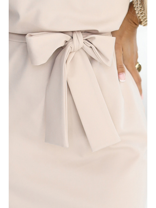 numoco 240-5 ROXI obleke z asimetrično krilo in pasom - bež